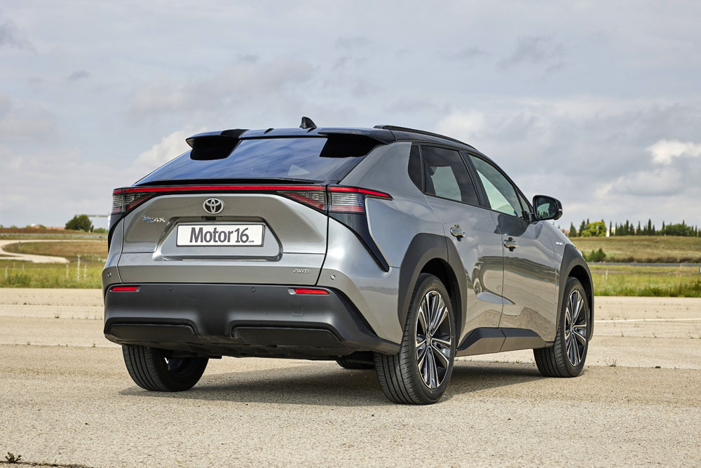 2023 Prueba Toyota bZ4X AWD. Imagen estática trasera.