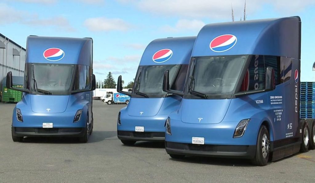 Tres Tesla Semi desvelan sus datos reales de autonomía. ¿Sorprendentes? 2 Motor16 2023 Tesla Semi PepsiCo. Imagen.