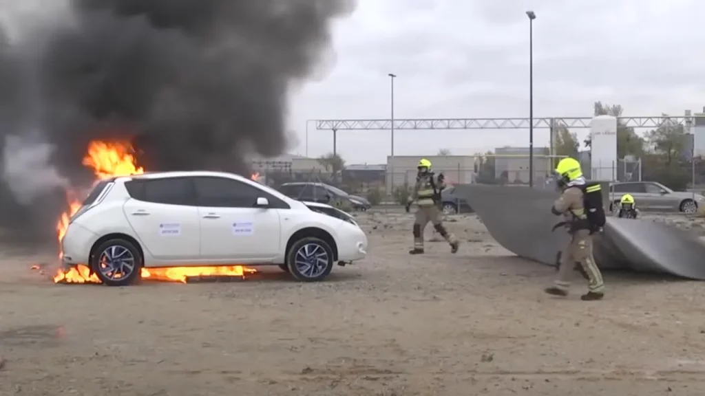 2023 Nissan Leaf. Coche eléctrico. Incendio. Extinción con mantas.