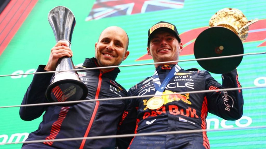 Los récords que tiene Max Verstappen a su alcance este año 131 Motor16 2023 Red Bull Max Verstappen y Gianpiero Lambiase. Imagen portada.