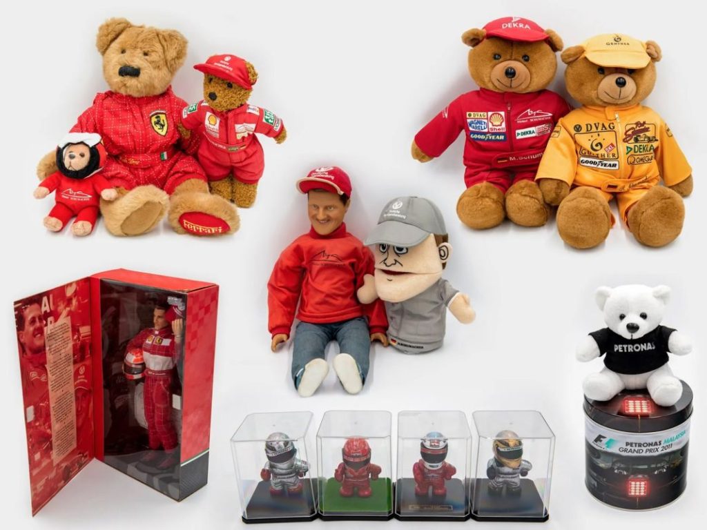 Los recuerdos de Michael Schumacher a subasta: cascos, guantes, monos de carreras y mucho más 16 Motor16 A Selection of Schumacher Soft Toys Motor16