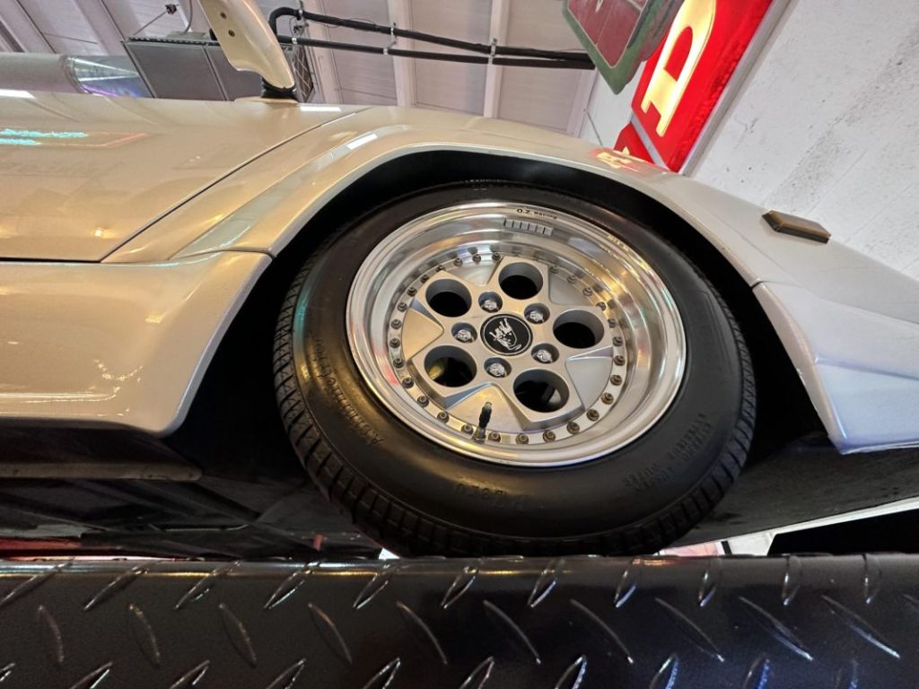 Conviértete en “el lobo de Wall Street” con este Lamborghini Countach 25th Anniversary 42 Motor16 Lamborghini Countach 25th Anniversary 5 Motor16