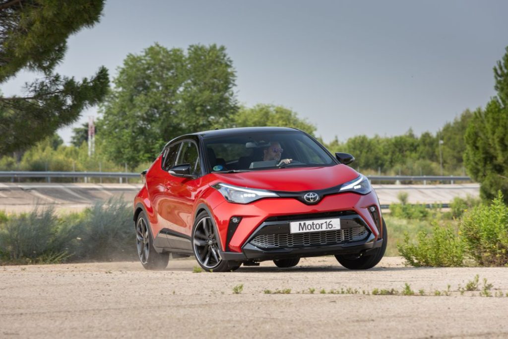 Tesla impulsa las ventas de coches eléctricos en España y Lynk & Co lidera el ranking de los híbridos enchufables 3 Motor16 Nissan Qashqai Toyota C HR comparativa 36 Motor16