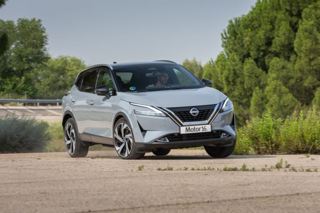 Los coches más vendidos de cada marca en 2023, uno a uno 28 Motor16 Nissan Qashqai Toyota C HR comparativa 38 Motor16