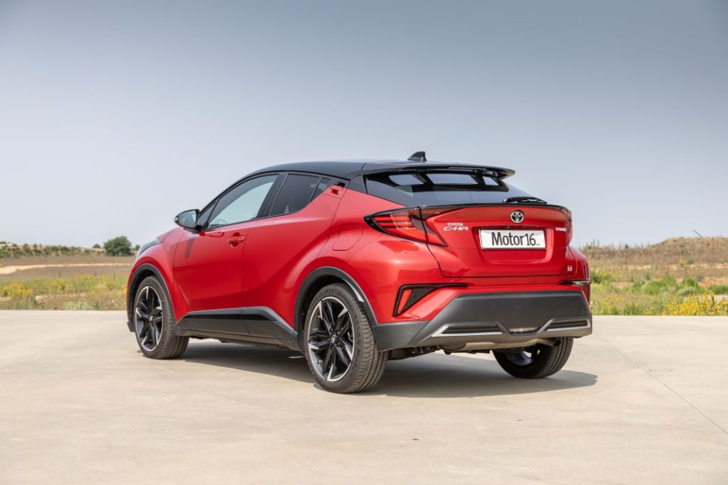 El coche eléctrico que bate récords en Europa y también en España 3 Motor16 Nissan Qashqai Toyota C HR comparativa 46 Motor16