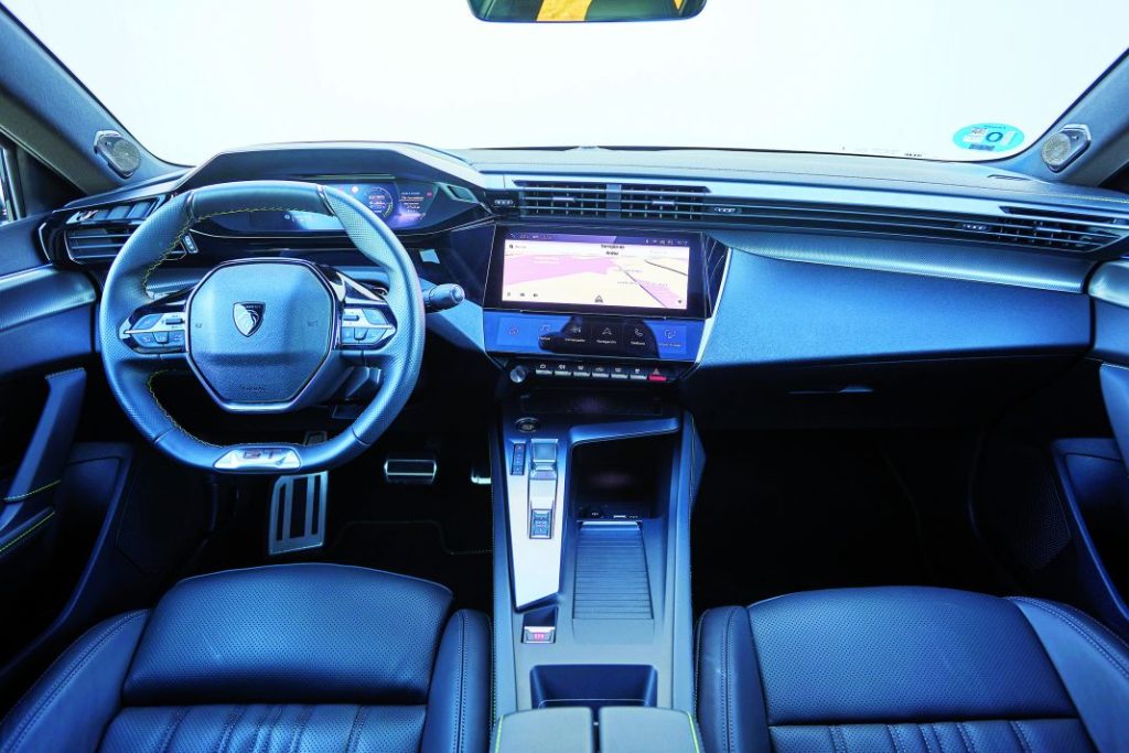 Peugeot 408 hibrido enchufable 3 Motor16