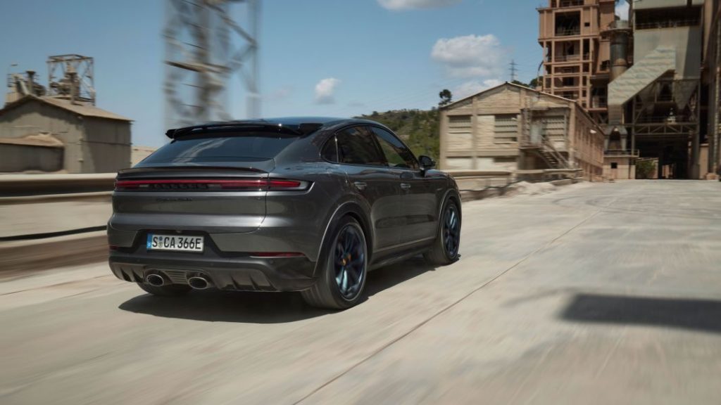 ¿Dónde está la cuarta versión híbrida del Porsche Cayenne 2024? Te va a sorprender… 2 Motor16 Porsche Cayenne Turbo E Hybrid (2)