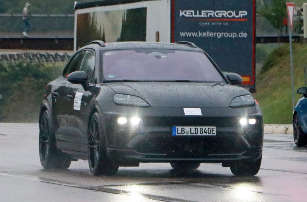 Cazado sin apenas camuflaje el Porsche Macan eléctrico. En la recta final 3 Motor16 Porsche Macan electrico 2024 1 Motor16