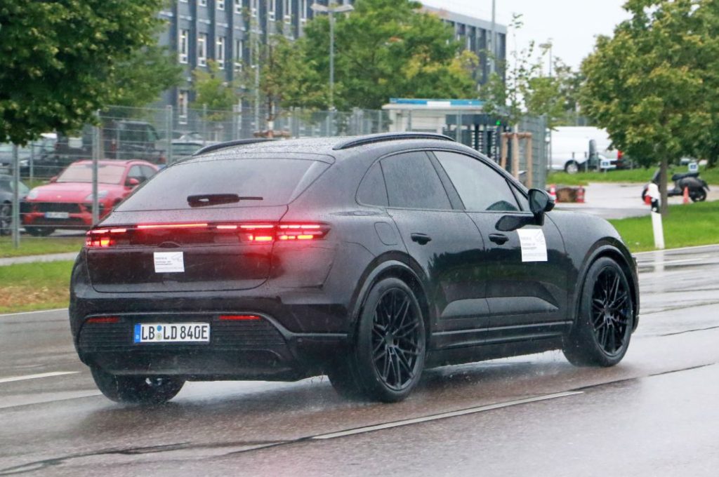 Cazado sin apenas camuflaje el Porsche Macan eléctrico. En la recta final 10 Motor16 Porsche Macan electrico 2024 10 Motor16