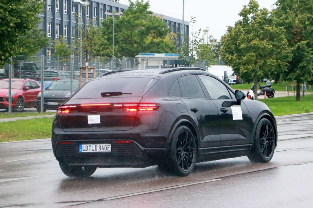 Cazado sin apenas camuflaje el Porsche Macan eléctrico. En la recta final 11 Motor16 Porsche Macan electrico 2024 11 Motor16