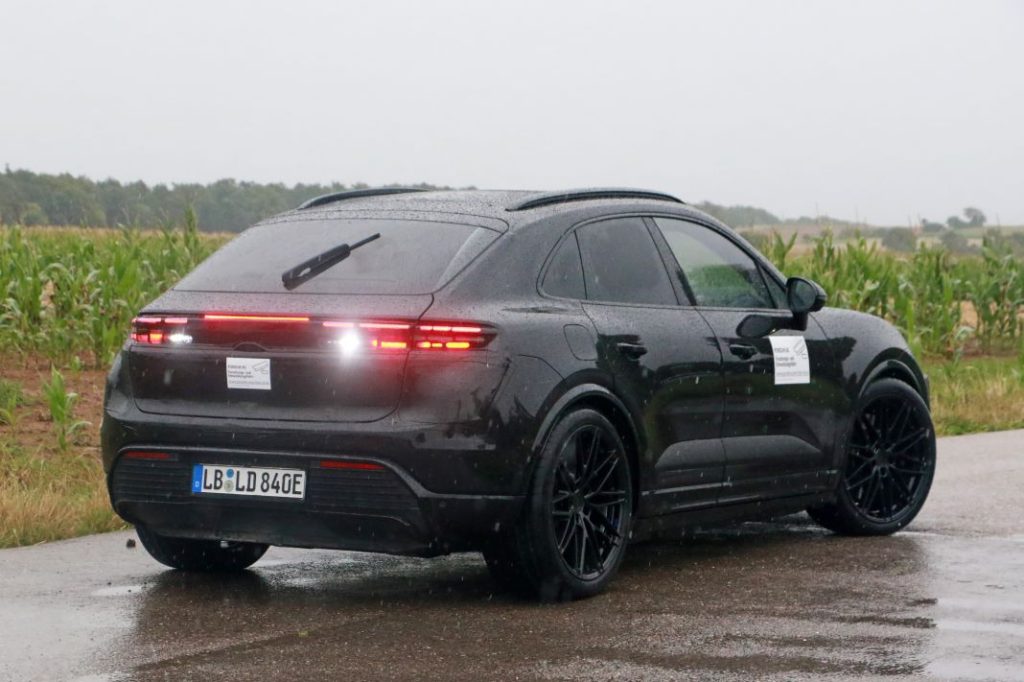 Cazado sin apenas camuflaje el Porsche Macan eléctrico. En la recta final 12 Motor16 Porsche Macan electrico 2024 12 Motor16