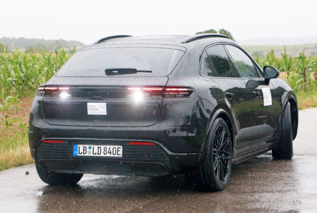 Cazado sin apenas camuflaje el Porsche Macan eléctrico. En la recta final 13 Motor16 Porsche Macan electrico 2024 13 Motor16