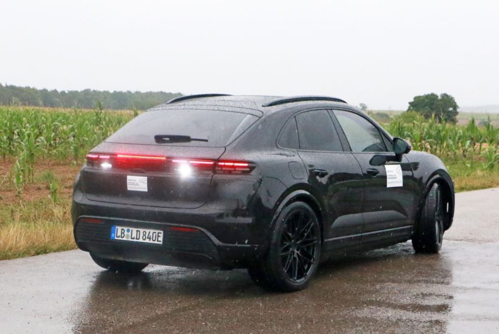 Cazado sin apenas camuflaje el Porsche Macan eléctrico. En la recta final 14 Motor16 Porsche Macan electrico 2024 14 Motor16