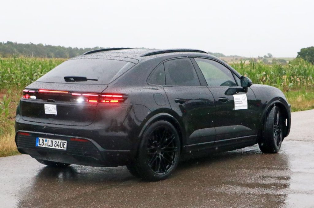 Cazado sin apenas camuflaje el Porsche Macan eléctrico. En la recta final 15 Motor16 Porsche Macan electrico 2024 15 Motor16