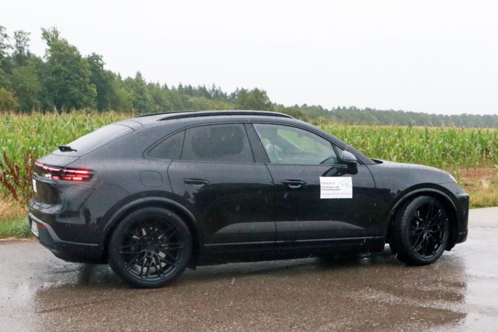 Cazado sin apenas camuflaje el Porsche Macan eléctrico. En la recta final 16 Motor16 Porsche Macan electrico 2024 17 Motor16