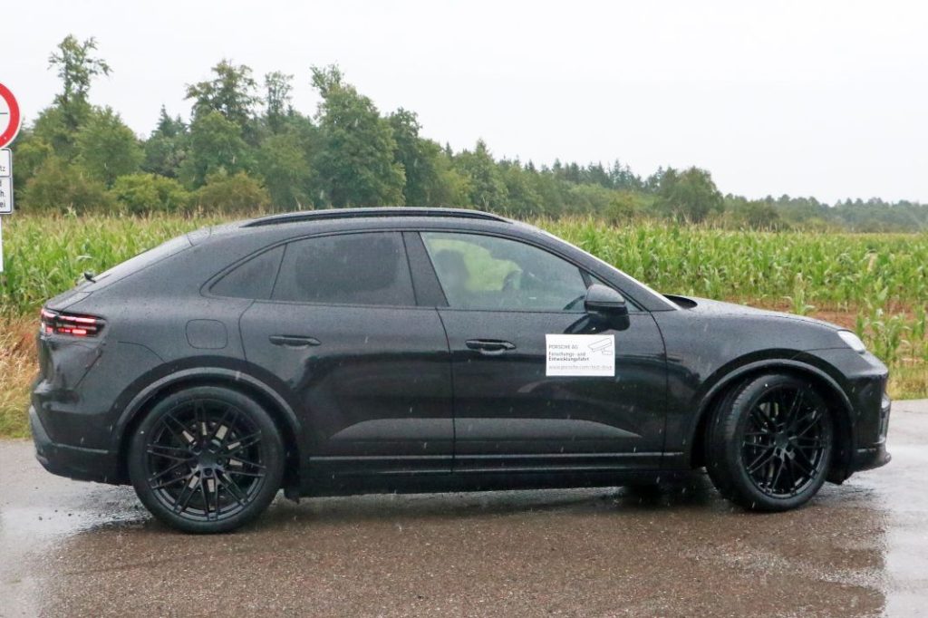 Cazado sin apenas camuflaje el Porsche Macan eléctrico. En la recta final 1 Motor16 Porsche Macan electrico 2024 (18)