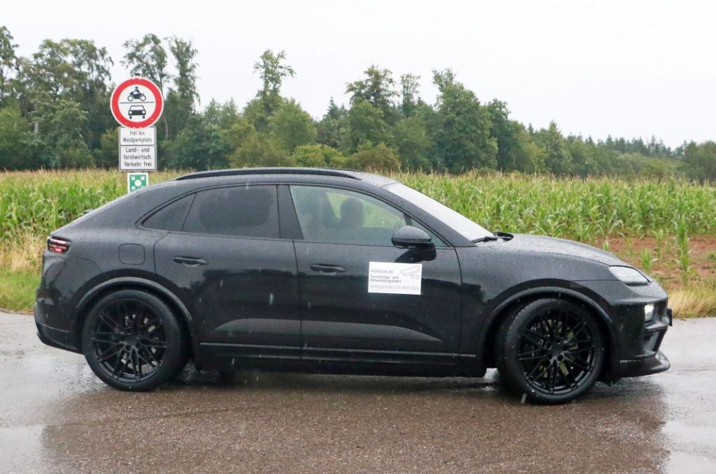 Cazado sin apenas camuflaje el Porsche Macan eléctrico. En la recta final 18 Motor16 Porsche Macan electrico 2024 19 Motor16