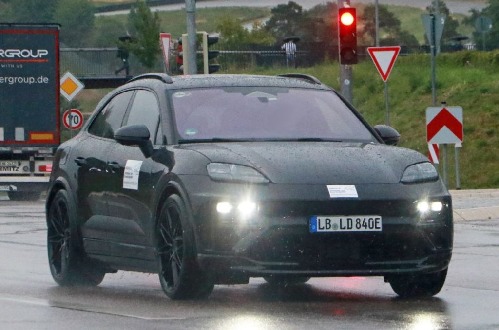 Cazado sin apenas camuflaje el Porsche Macan eléctrico. En la recta final 4 Motor16 Porsche Macan electrico 2024 2 Motor16