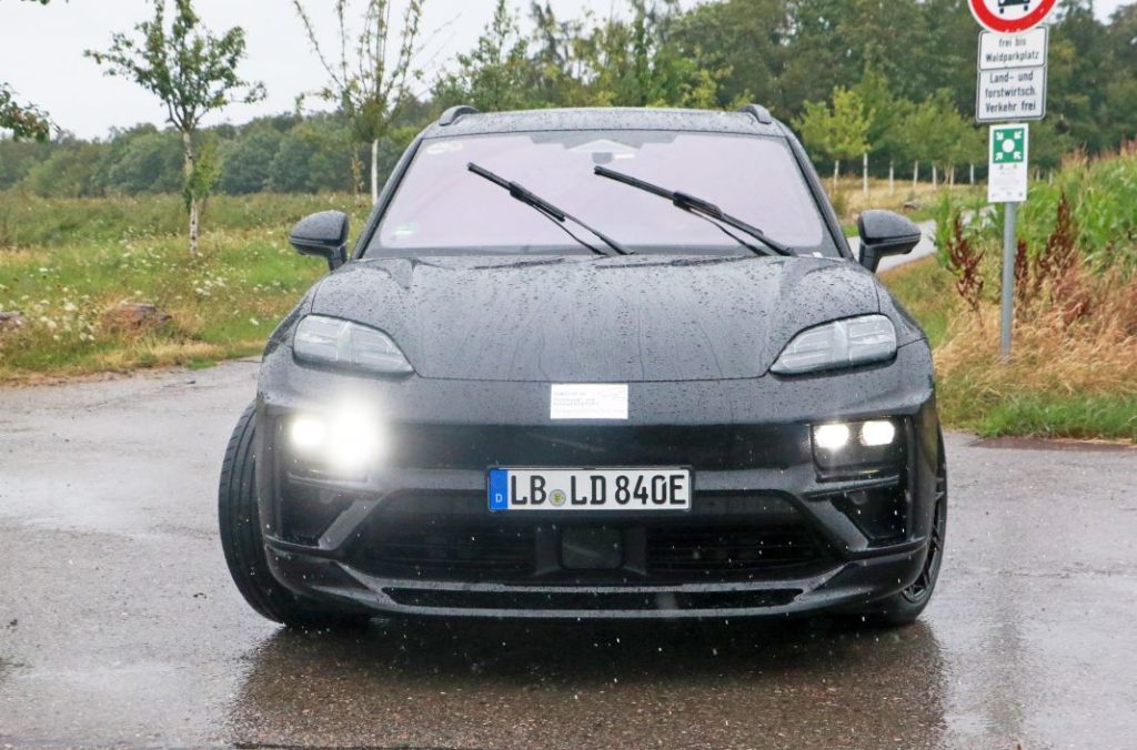 Cazado sin apenas camuflaje el Porsche Macan eléctrico. En la recta final 22 Motor16 Porsche Macan electrico 2024 25 Motor16