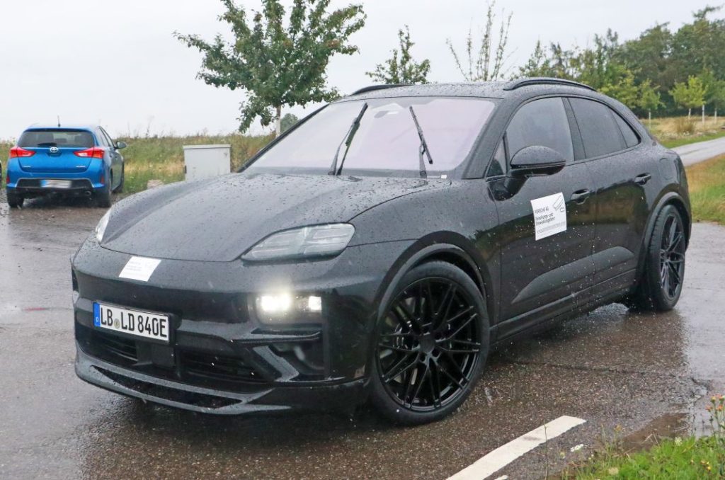 Cazado sin apenas camuflaje el Porsche Macan eléctrico. En la recta final 24 Motor16 Porsche Macan electrico 2024 28 Motor16