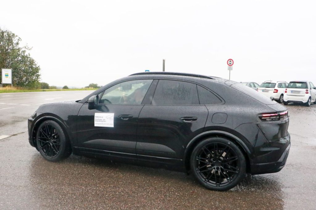 Cazado sin apenas camuflaje el Porsche Macan eléctrico. En la recta final 26 Motor16 Porsche Macan electrico 2024 30 Motor16