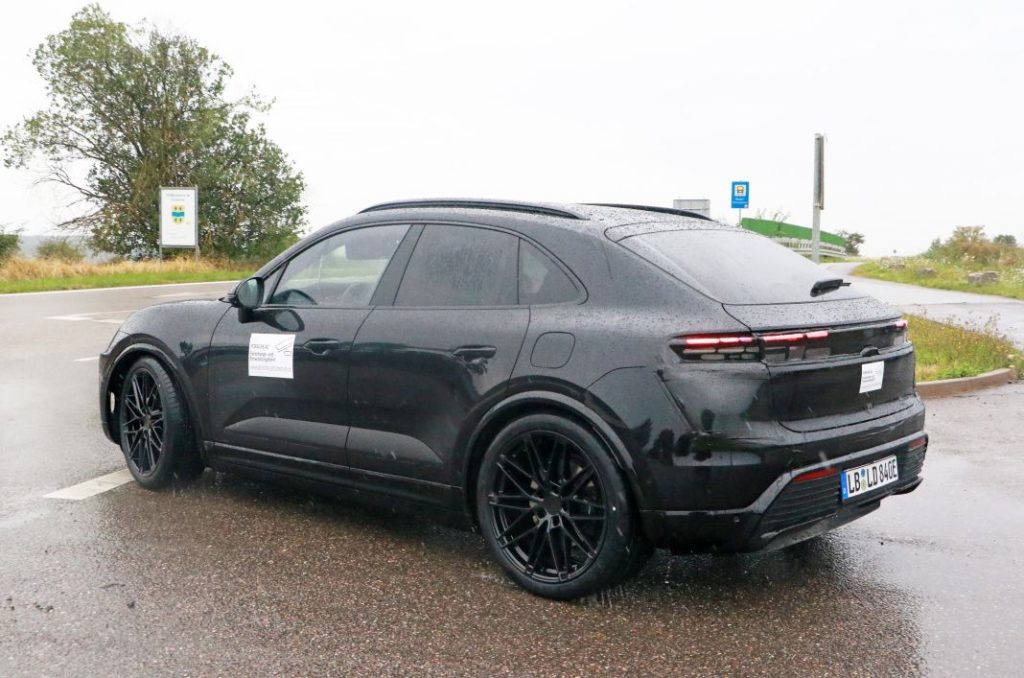 Cazado sin apenas camuflaje el Porsche Macan eléctrico. En la recta final 27 Motor16 Porsche Macan electrico 2024 31 Motor16