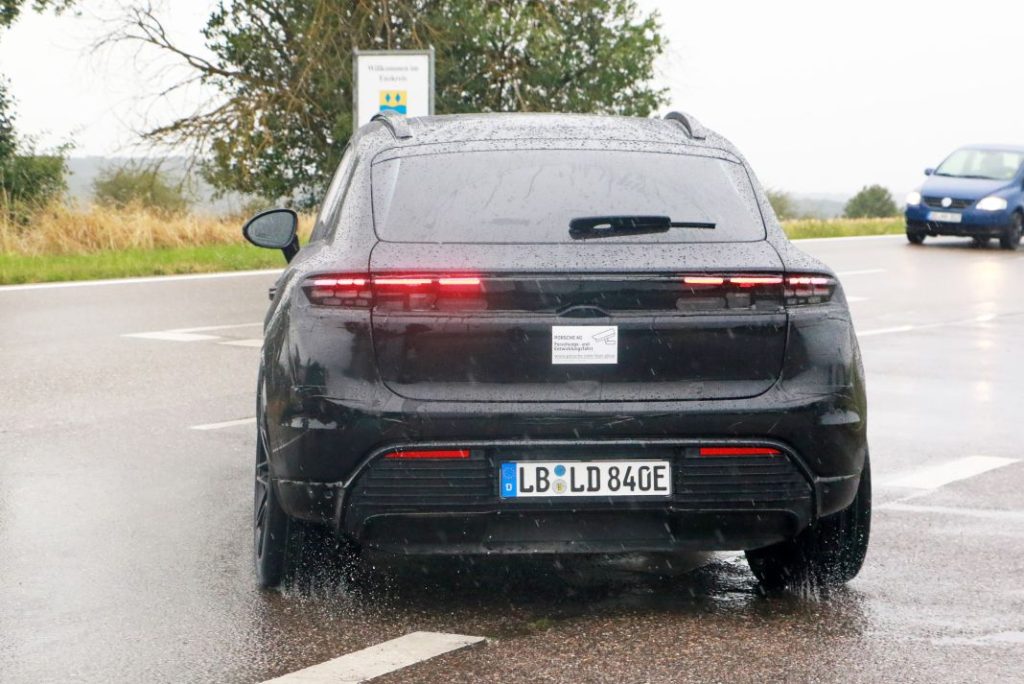Cazado sin apenas camuflaje el Porsche Macan eléctrico. En la recta final 29 Motor16 Porsche Macan electrico 2024 34 Motor16