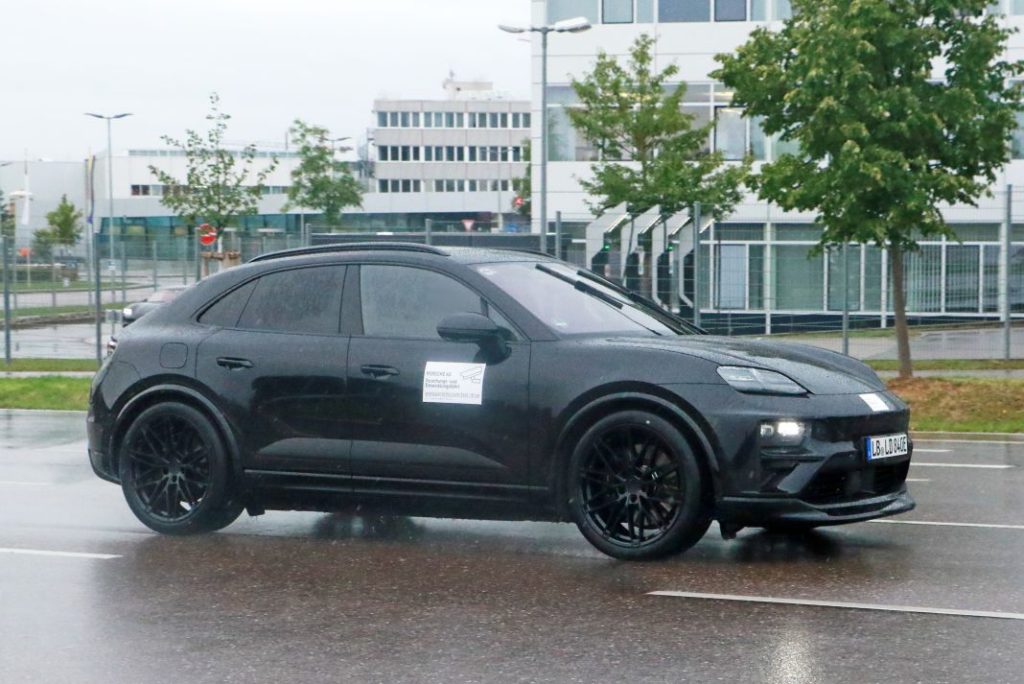Cazado sin apenas camuflaje el Porsche Macan eléctrico. En la recta final 6 Motor16 Porsche Macan electrico 2024 4 Motor16