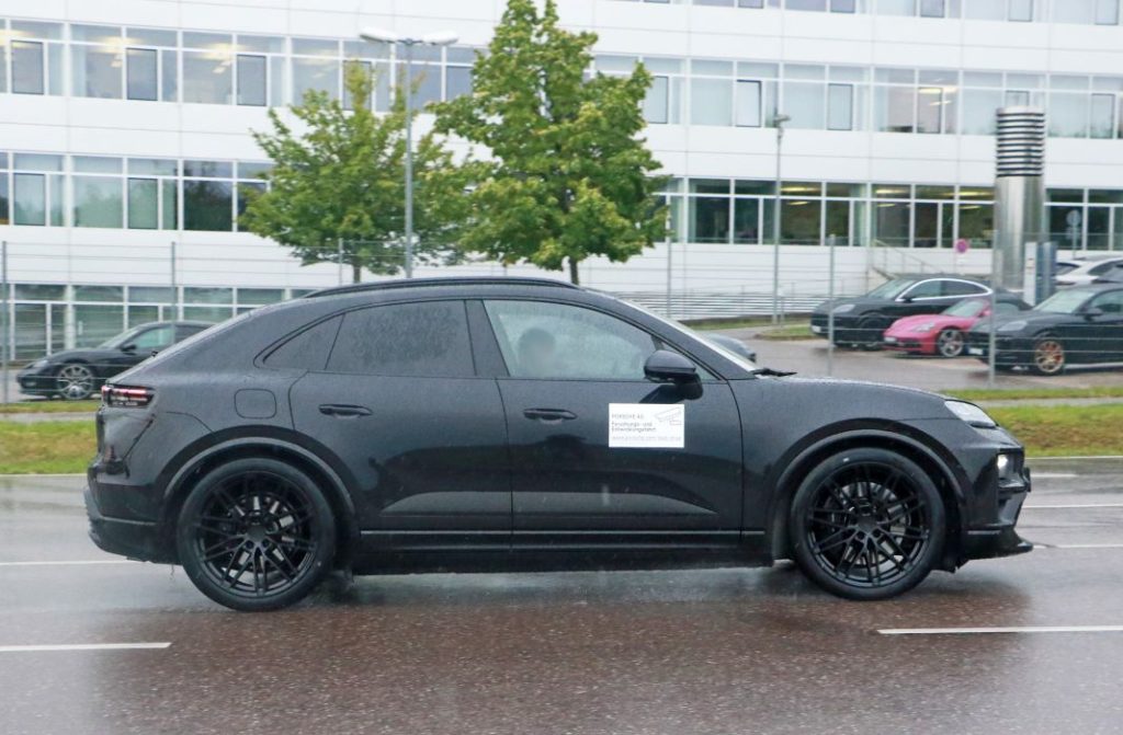 Cazado sin apenas camuflaje el Porsche Macan eléctrico. En la recta final 7 Motor16 Porsche Macan electrico 2024 6 Motor16