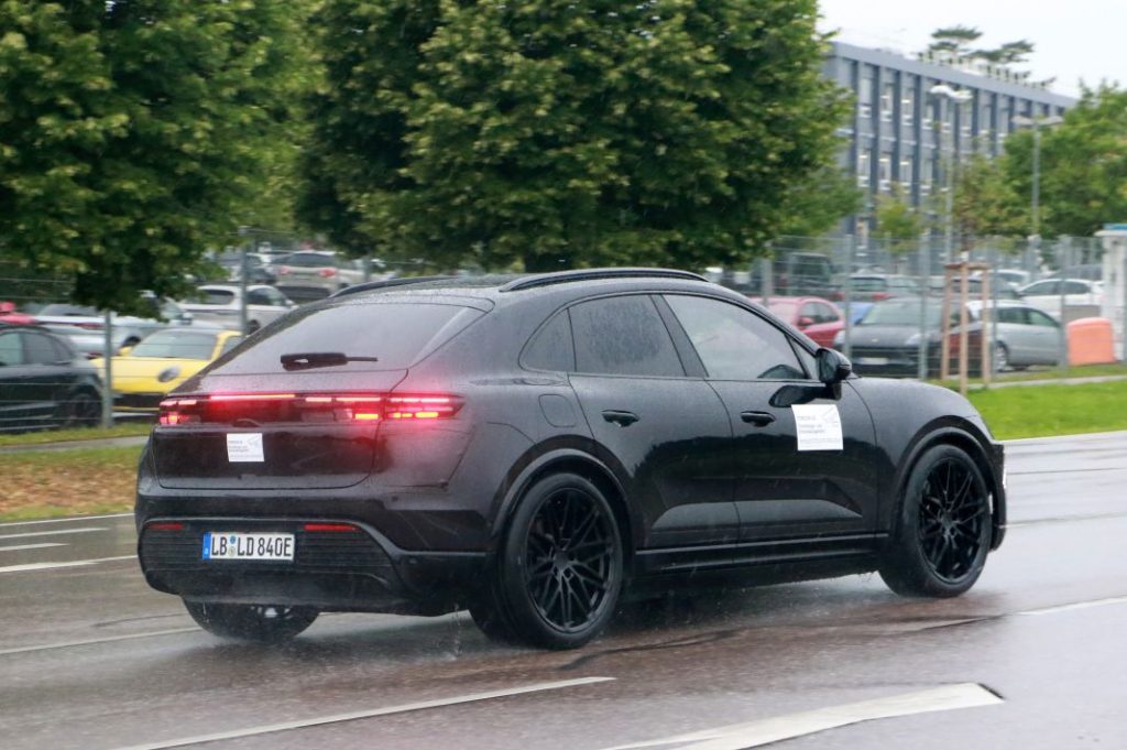 Cazado sin apenas camuflaje el Porsche Macan eléctrico. En la recta final 2 Motor16 Porsche Macan electrico 2024 9 Motor16