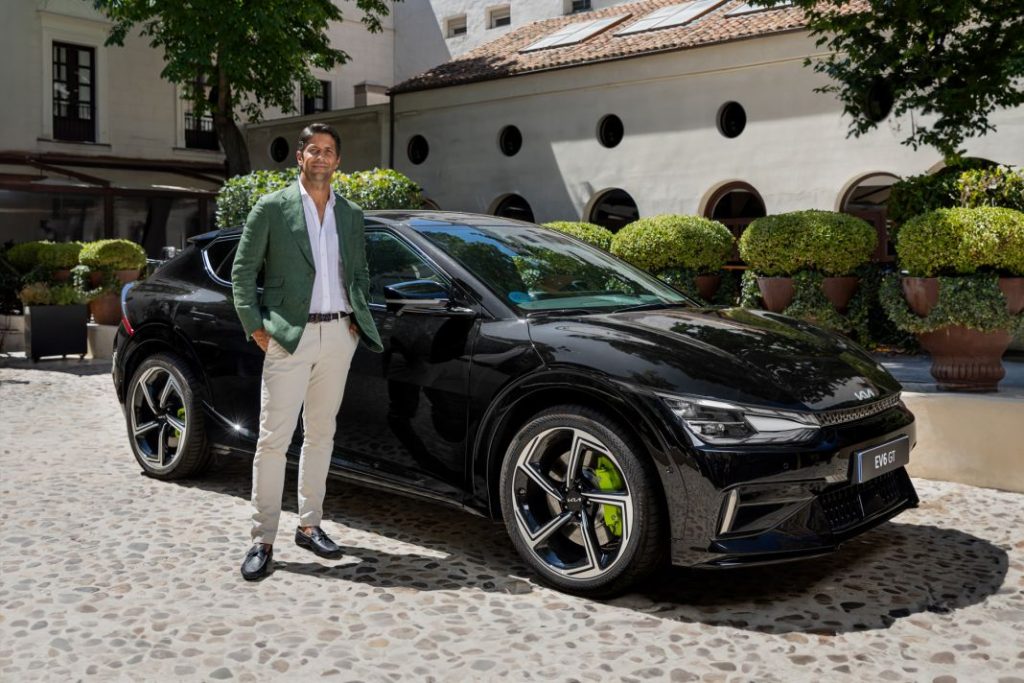 Fernando Verdasco y Ana Boyer estrenan coche... y no es un modelo cualquiera 1 Motor16 Fernando Verdasco junto al Kia EV6 GT.