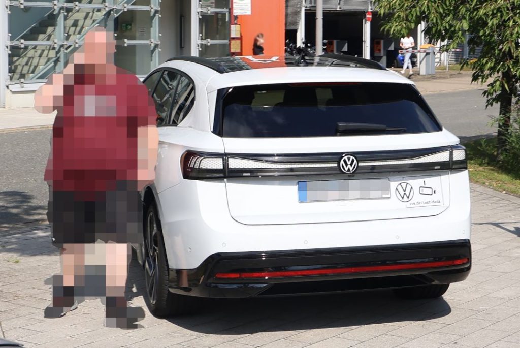Cazado sin apenas camuflaje el Volkswagen ID.7 Variant 13 Motor16 Volkswagen ID.7 Wagon 10 Motor16