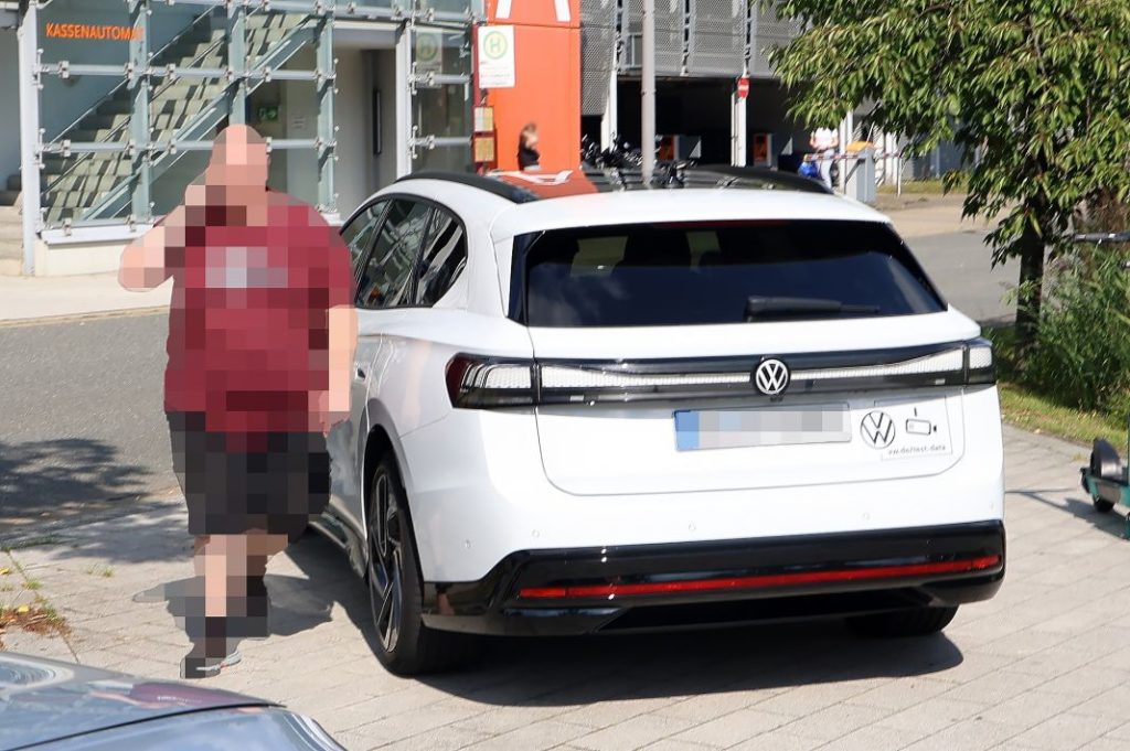 Cazado sin apenas camuflaje el Volkswagen ID.7 Variant 12 Motor16 Volkswagen ID.7 Wagon 9 Motor16