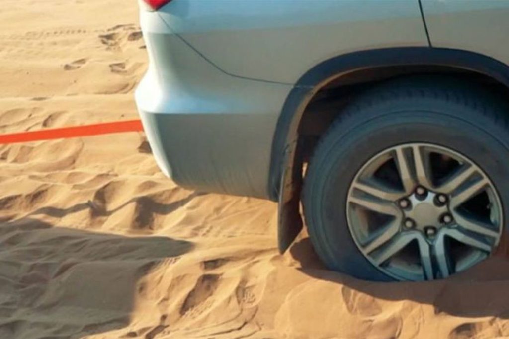 Así debes lavar tu coche para quitarle la arena de la playa 201 Motor16 cuidado