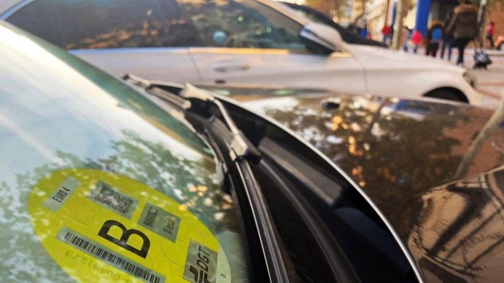 ¿Tu coche tiene etiqueta B de la DGT? Llegan nuevas restricciones a partir de 2024 que debes conocer 121 Motor16 etiquetas