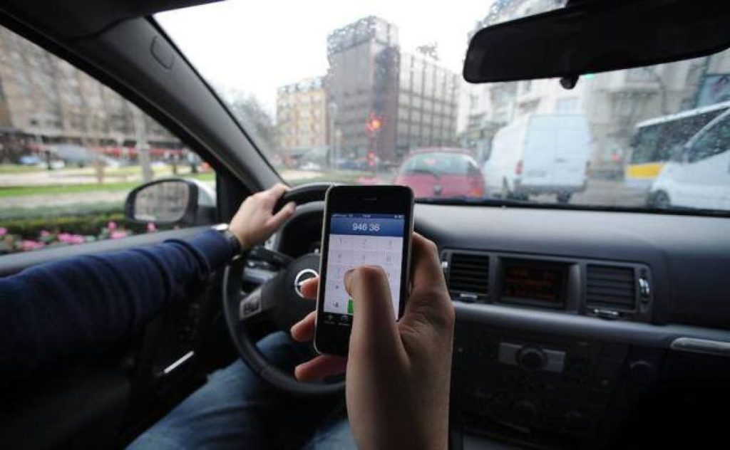 Distracciones al volante: estas son las más peligrosas según la DGT 97 Motor16 distracciones