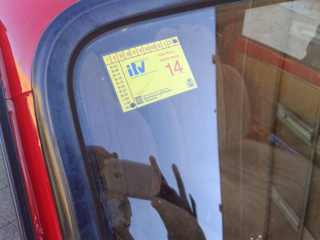 Coloca la pegatina de la ITV, esta es la multa a la que te enfrentas si no lo haces 2 Motor16 pegatina