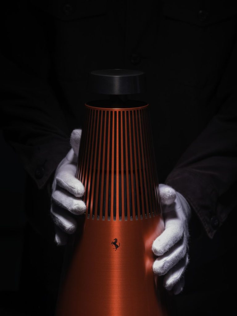 Ferrari lanza una nueva colección de dispositivos de sonido junto a Bang & Olufsen: ¡querrás tenerlos todos! 28 Motor16 ferrari bang and olufsen 202324 Motor16