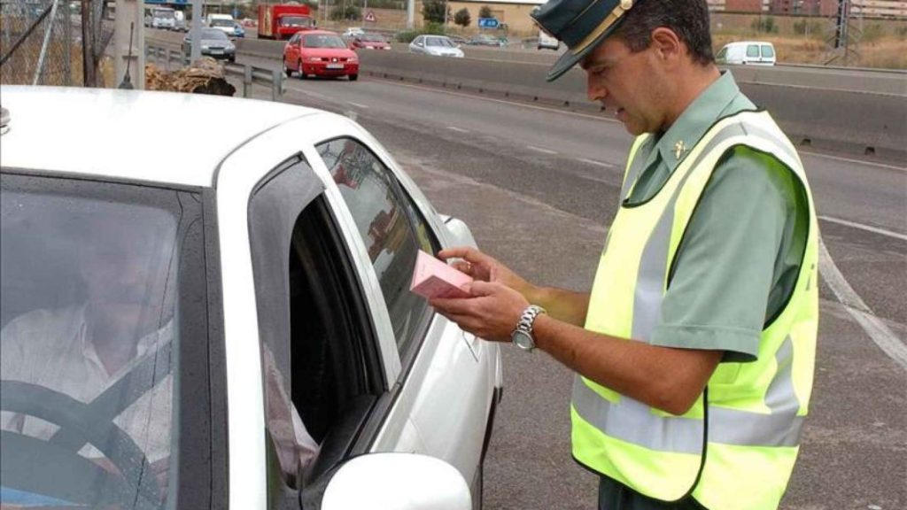 La DGT avisa de la multa que te puede poner por conducir con gorra o sombrero. Y da igual que sea verano o invierno 131 Motor16 condiciones