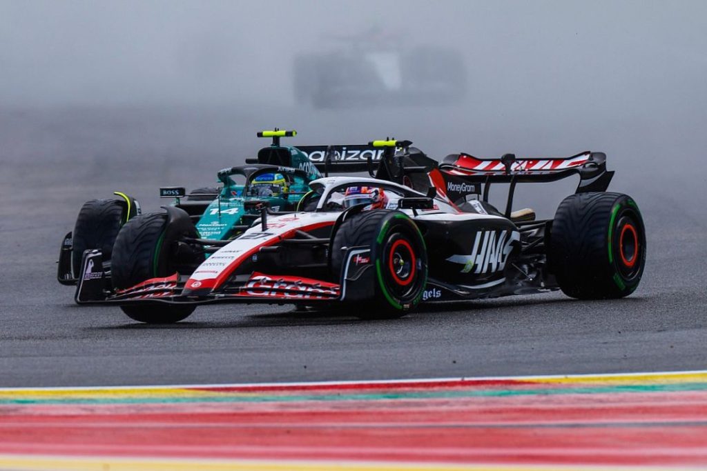 La FIA pone a Alonso en el punto de mira tras su incidente con Hulkenberg en Spa 1 Motor16 nico hulkenberg haas vf 23 fer Motor16