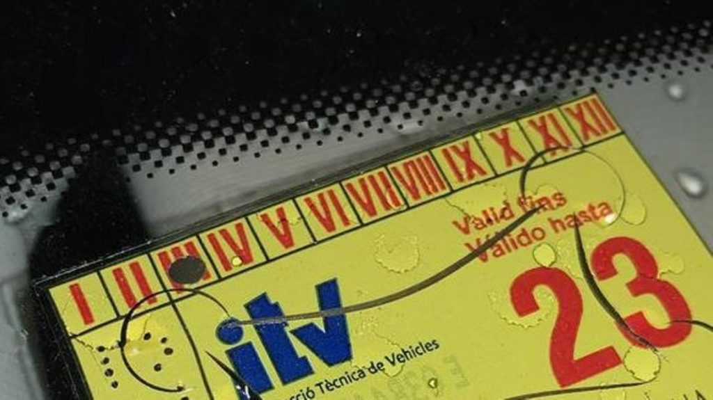 Coloca la pegatina de la ITV, esta es la multa a la que te enfrentas si no lo haces 1 Motor16 ITV