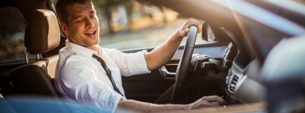 Distracciones al volante: estas son las más peligrosas según la DGT 98 Motor16 distracción