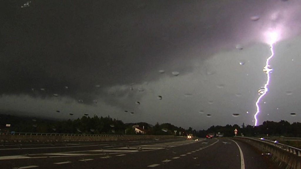 Tormentas de verano: esto es lo que la DGT recomienda que hagas 28 Motor16 DGT