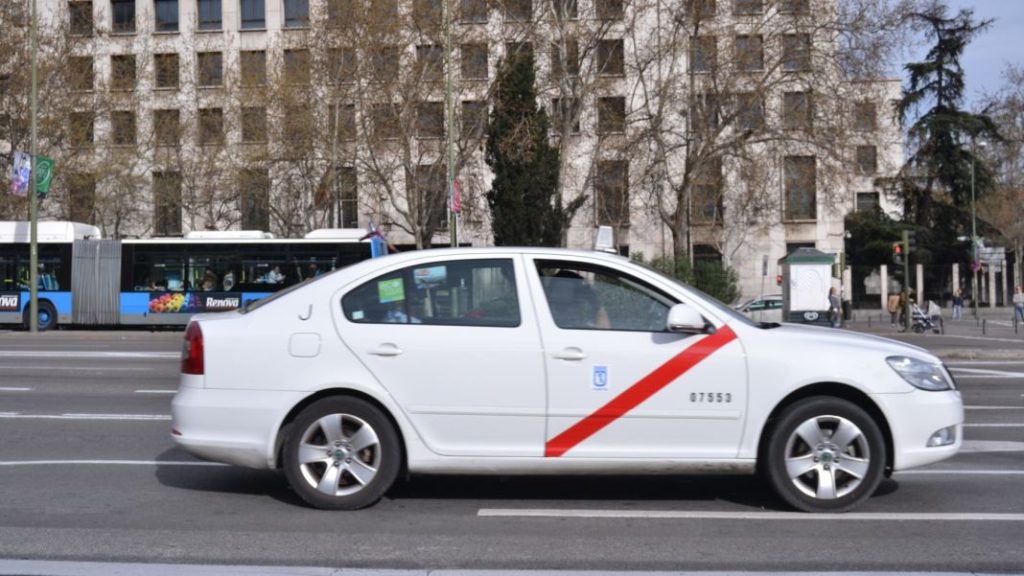 Si quieres llegar sano y salvo a tu destino, este es el motivo para elegir un taxi y no un Uber o Cabify 2 Motor16 seguridad