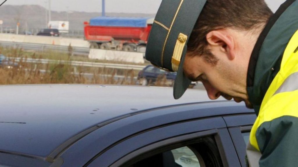 La DGT avisa de la multa que te puede poner por conducir con gorra o sombrero. Y da igual que sea verano o invierno 130 Motor16 multa
