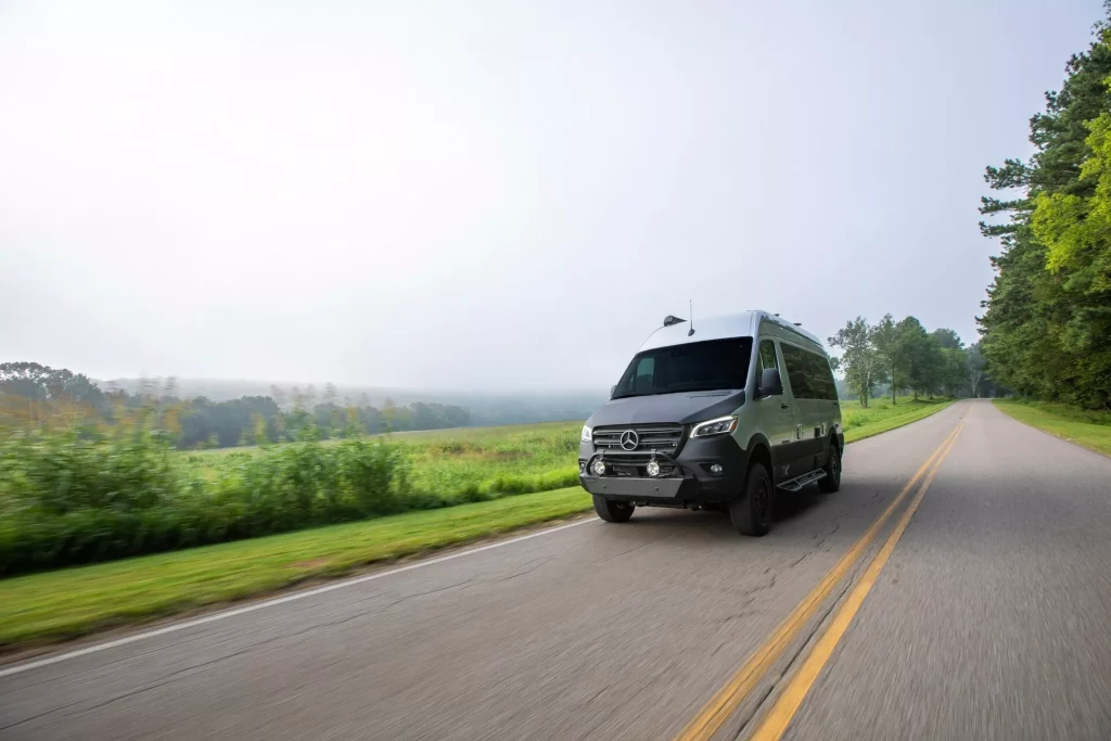 2023 Mercedes Sprinter Airstream Interestatal 19X. Imagen movimiento.