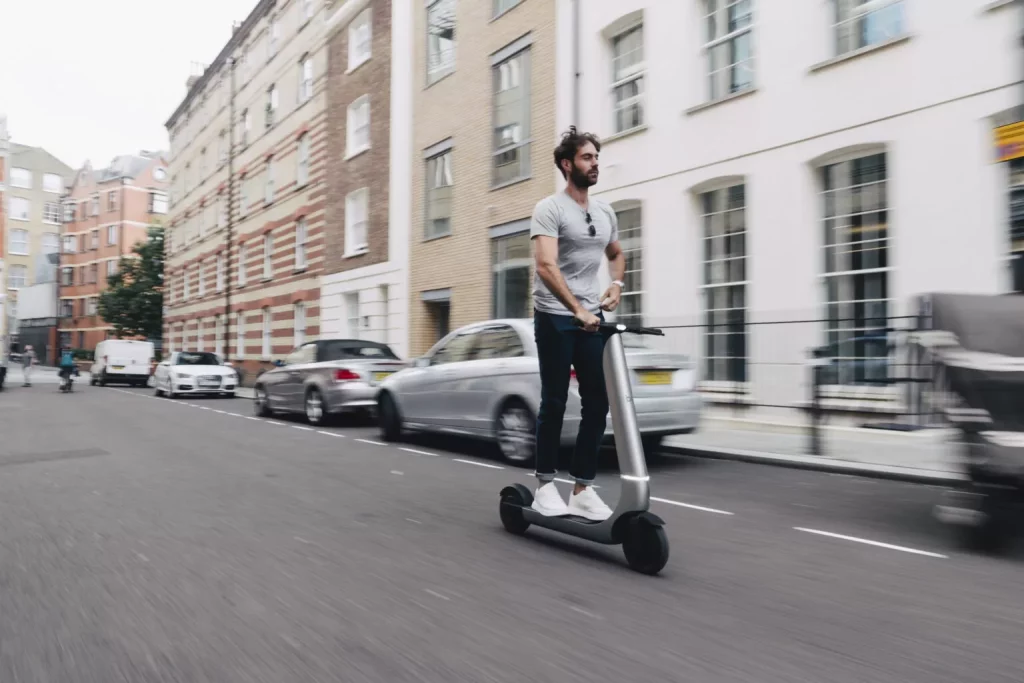 Bo M: el patinete eléctrico con ADN de Williams F1 2 Motor16 2023 Bo M Patinete eléctrico. Imagen movimiento.