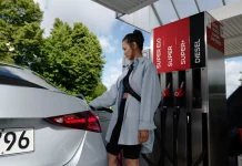 Los Mercedes-Benz ahora pagan solos en la gasolinera… pero con tu tarjeta