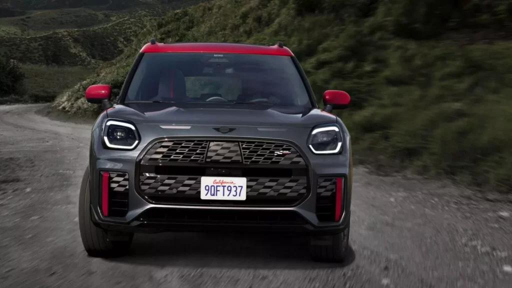 MINI Countryman: llega con motores de gasolina de hasta 300 CV 2 Motor16 2023 MINI Countryman JCW. Imagen exterior.