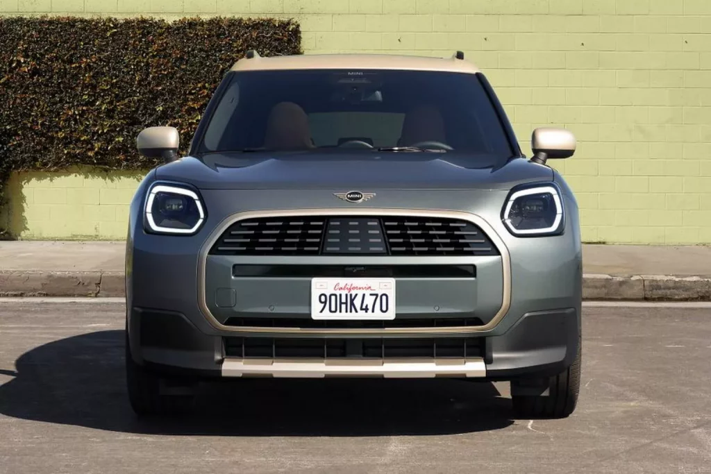MINI Countryman: llega con motores de gasolina de hasta 300 CV 9 Motor16 2023 Mini Countryman C 6 Motor16
